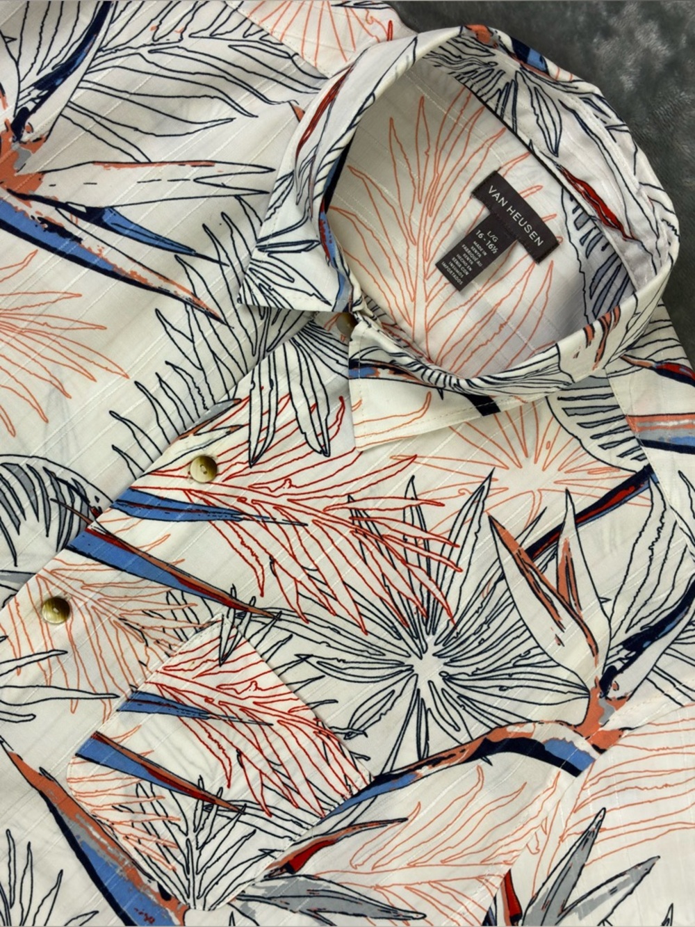 Van Heusen Leaf Print Hawaiian Aloha Shirt Size Large 16-16.5 Tropical Vacation